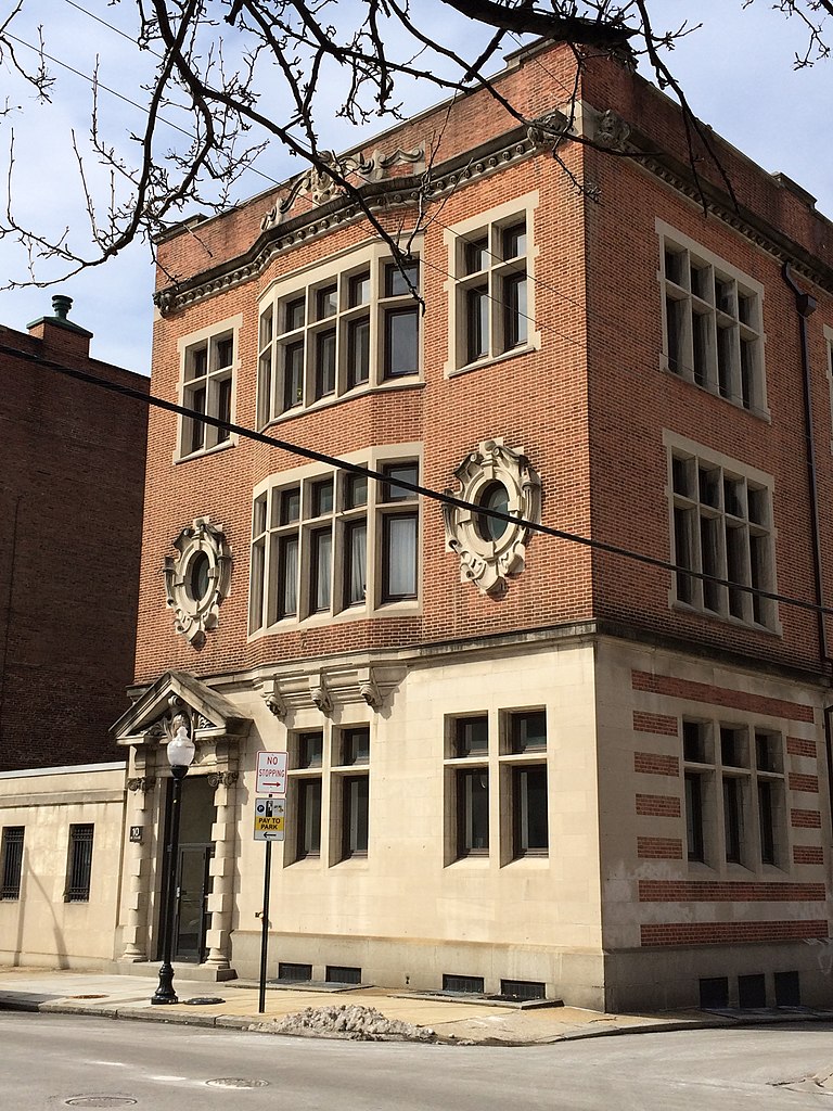 The historic Calvert School, used first in 1901. Wikimedia Commons.