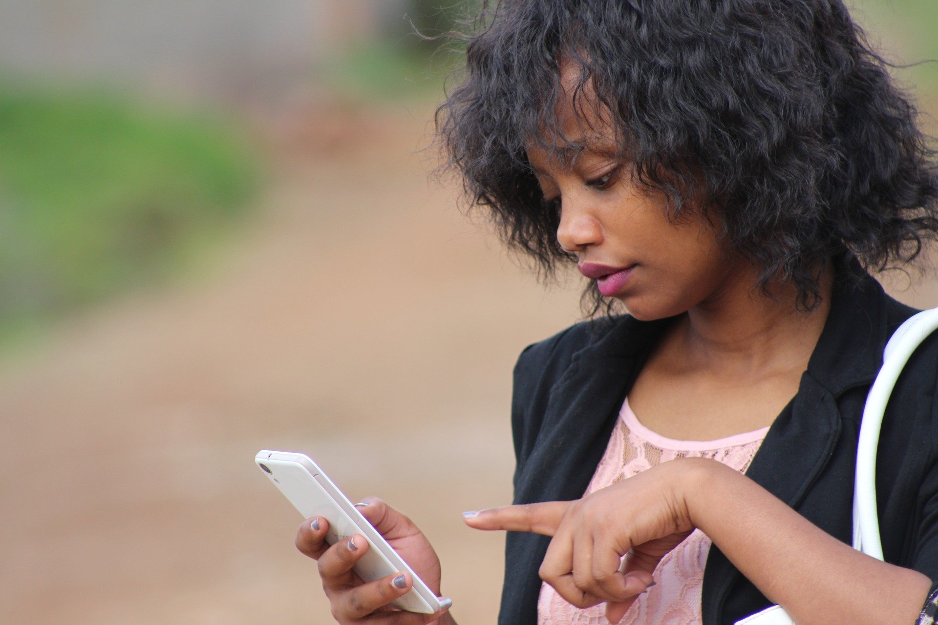 A woman operates her smartphone.